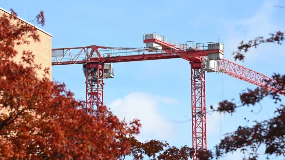 Bauen soll in Deutschland künftig schneller gehen. (Archivbild) - © Niklas Graeber/dpa