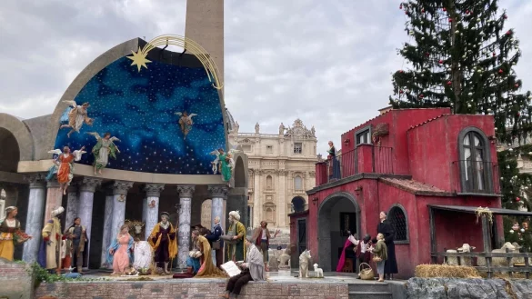 Die Krippe am Petersplatz lockt derzeit zahlreiche Besucher an. - &copy; Sabine Dobel/dpa