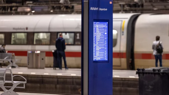 Im November war erneut fast jeder zweite Fernzug verspätet unterwegs. (Archivbild) - © Thomas Banneyer/dpa