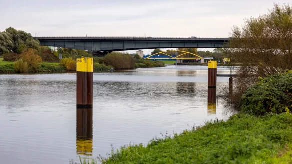 Sieht idyllisch ist, ist aber eine extrem wichtige Autobahn-Verbindung in Duisburg: Die A59-Br&uuml;cke &uuml;ber die Ruhr. (Archivbild) - &copy; Thomas Banneyer/dpa