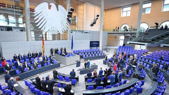 Im Plenum des Bundestags entscheidet sich der Rentenstreit - und vielleicht auch die Zukunft der Koalition. (Archivbild) - © Elisa Schu/dpa