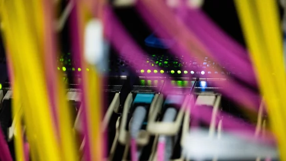 Blick aus einem Rechenzentrum - die Datenmassen steigen rasant im Internetzeitalter. (Symbolbild) - © Marijan Murat/dpa