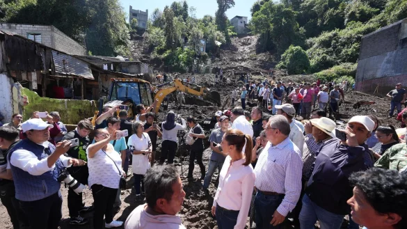 Präsidentin Sheinbaum besuchte eine betroffene Gemeinde im zentralen Bundesstaat Puebla. - © -/Handout Präsidentenamt Mexiko/dpa