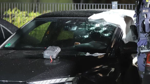 Durch die Windschutzscheibe wurden Sch&uuml;sse auf einen Mann abgegeben. - &copy; Sascha Thelen/dpa