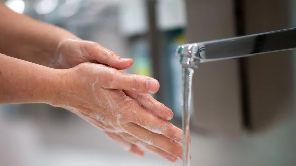 Wasser und Seife kann viele Viren verhindern. (Symbolfoto) - © Jonas Güttler/dpa