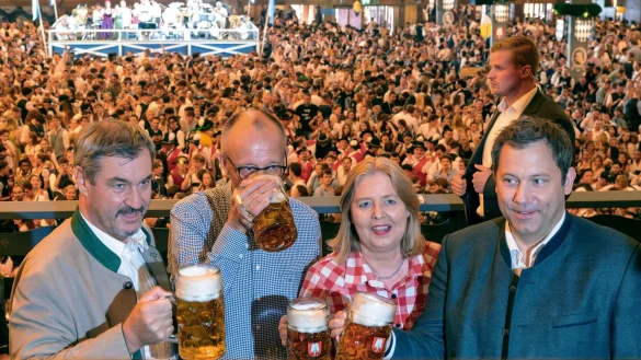 Auch wenn Markus S&ouml;der eigentlich nicht gerne Bier trinkt - f&uuml;rs Foto auf dem Oktoberfest geh&ouml;rt auch f&uuml;r ihn der Ma&szlig;krug nat&uuml;rlich dazu. (Archivbild) - &copy; Peter Kneffel/dpa