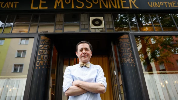 Vincent Moissonnier steht vor seinem Sterne-Bistro «Le Moissonnier», einem kleinen Stück Paris mitten in Köln. - © Thomas Banneyer/dpa