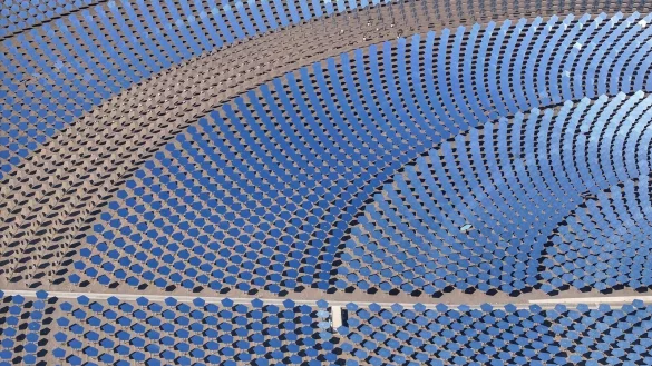 Ein riesiges Solarkraftwerk in der chinesischen Wüstenregion Xinjiang. Nach einer Studie der Unternehmensberatung BCG und des Weltwirtschaftsforums hat China dem Westen die technologische Führung in der Umwelttechnologie abgenommen (Archiv) - © Hu Huhu/Xinhua/dpa