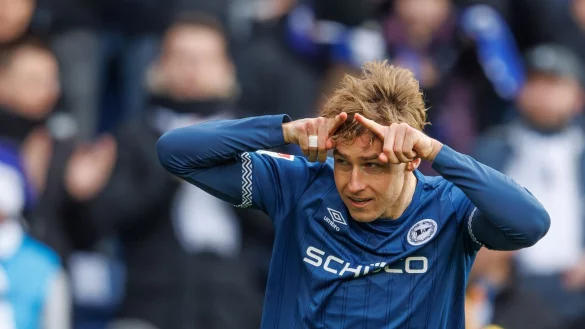 Geburtstagskind Grodowski feiert den Treffer gegen seinen Ex-Club. - © Friso Gentsch/dpa