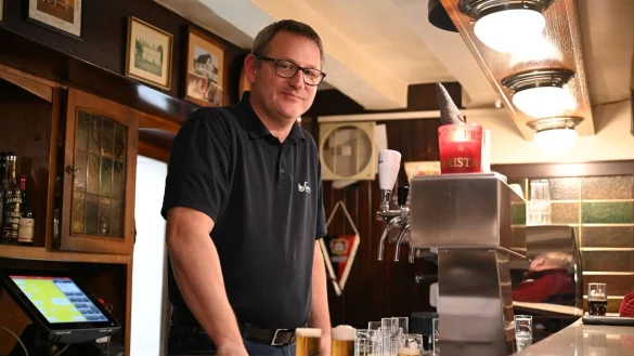 Der Leverkusener Gastwirt Hagen Norhausen ärgert sich über Reservierungen, die ins Leere laufen - Reservierungsgebühren oder Vorkasse möchte er aber nicht verlangen. - © Wolf von Dewitz/dpa