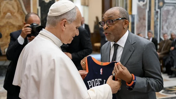 Papst Leo XIV. hat jetzt ein Trikot mit der Rückennummer 14. - © Vatican Media/IPA via ZUMA Press/dpa
