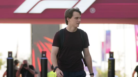 Oscar Piastri will nicht zum Helfer für Norris werden. - © Darko Bandic/AP/dpa