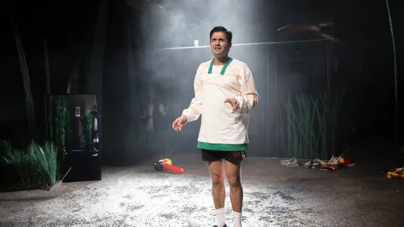 Mesut Özil als Bühnenfigur: Die Geschichte des Fußball-Weltmeisters wird in Bremen als Theaterstück aufgeführt. - © Sina Schuldt/dpa