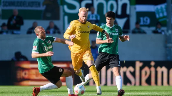 Preu&szlig;en M&uuml;nster (gr&uuml;n) und Dynamo Dresden (gelb) lieferten sich einen offenen Schlagabtausch. - &copy; Bernd Thissen/dpa