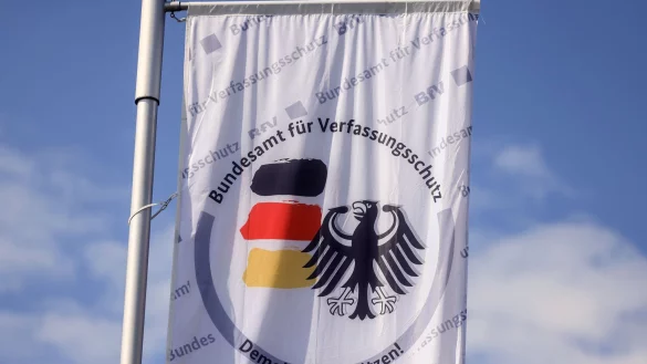 Der Verfassungsschutz hat die Aufgabe, die Demokratie zu schützen. Der Hauptsitz der Behörde ist in Köln. (Symbolbild) - © Oliver Berg/dpa