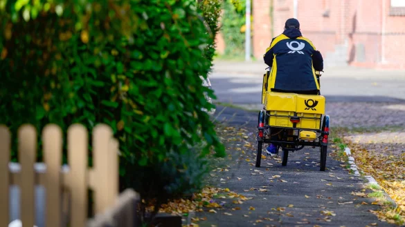 Ein Brieftr&auml;ger bei der Arbeit. - &copy; Philipp Schulze/dpa