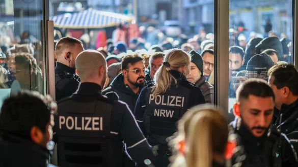 Polizeieinsatz an der Sparkassenfiliale in Gelsenkirchen-Buer. Eine gro&szlig;e Menschenmenge versammelte sich vor der Filiale. - &copy; Christoph Reichwein/dpa