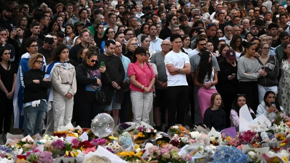 Zahlreiche Trauernde nehmen an einer Mahnwache an einer Gedenkst&auml;tte in Bondi Beach in Sydney teil - &copy; Bianca De Marchi/AAP/dpa