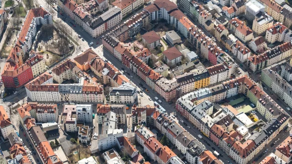 Die Immobilienpreise ziehen wieder an, in Metropolen wie hier in M&uuml;nchen bleibt die Lage angespannt. (Archivbild) - &copy; Sina Schuldt/dpa