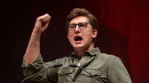 Der alte und neue Juso-Chef hielt eine engagierte Rede. - © Harald Tittel/dpa