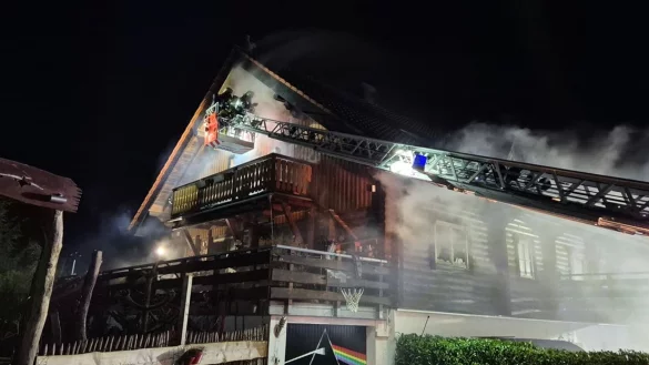 Alle Bewohnerinnen und Bewohner konnten das brennende Haus eigenst&auml;ndig verlassen. - &copy; -/Feuerwehr Schalksm&uuml;hle/dpa