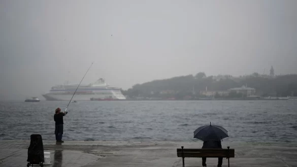 Ein Regentag in Istanbul - angesichts der Wasserprobleme im Land sind dar&uuml;ber viele dankbar. (Archivbild) - &copy; Francisco Seco/AP/dpa