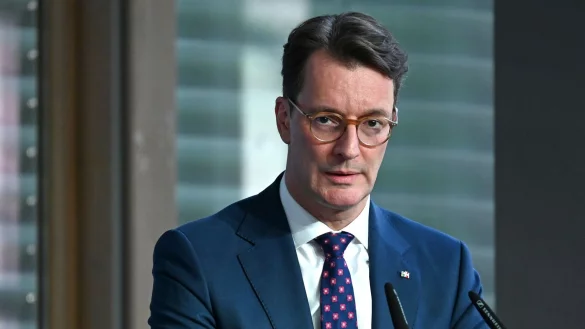 Hendrik Wüst hat über das angepasste Bewerbungskonzept informiert. - © Elisa Schu/dpa