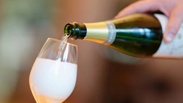 Schaumwein ist beliebt in Deutschland - aber der Absatz geht nach unten. (Symbolbild) - &copy; Uwe Anspach/dpa