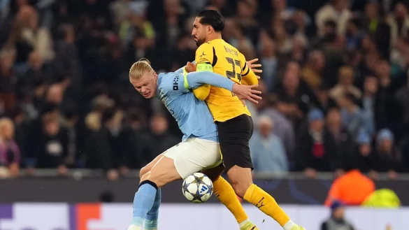 Emre Can (r) zeigte bei seinem Comeback gleich gro&szlig;en Einsatz. - &copy; Martin Rickett/PA Wire/dpa