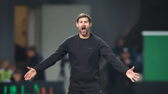 F&uuml;rths Trainer Thomas Kleine in Aktion am Spielfeldrand. - &copy; Daniel Karmann/dpa
