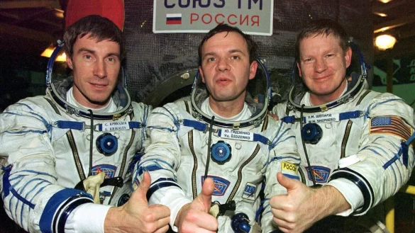 Die Crew, die als erste die Internationale Raumstation ISS bewohnte: US-Astronaut Bill Shepherd (l-r) und die russischen Kosmonauten Juri Gidsenko und Sergej Krikaljow, heben die Daumen vor ihrer Sojus-Rakete. (Archivbild) - &copy; REUTERS POOL/epa/dpa