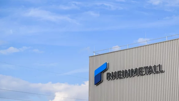 In diesem Rheinmetall-Werk im nieders&auml;chsischen Unterl&uuml;&szlig; werden Artilleriegranaten hergestellt, in Neuss hingegen soll es bald mit der Produktion von Aufkl&auml;rungssatelliten losgehen. - &copy; Julian Stratenschulte/dpa