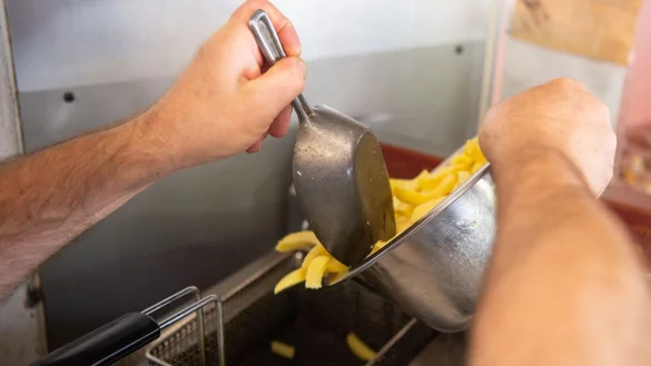 Altes Fett und Öl etwa aus Fritteusen der Gastronomie ist ein begehrtes Diebesgut. (Archivbild) - © Sebastian Gollnow/dpa