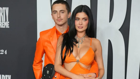 Zweimal in Orange: Timothée Chalamet (l) und seine Freundin Kylie Jenner bei der «Marty Supreme»-Premiere. - © Jordan Strauss/Invision/AP/dpa