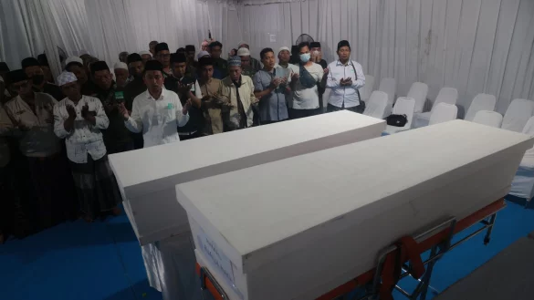 Mehr als 60 Menschen sind bei dem Einsturz ums Leben gekommen. - &copy; Trisnadi/AP/dpa