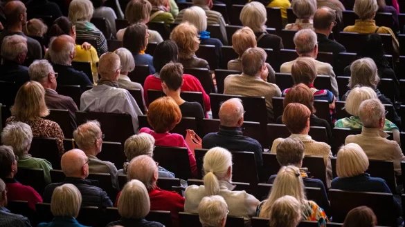 Destatis zufolge wächst die Zahl der 67-Jährigen und Älteren bis 2038 weiter. (Symbolbild) - © Sina Schuldt/dpa