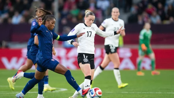 &Uuml;berzeugte den Bundestrainer: Franziska Kett (r) vom FC Bayern. - &copy; Marius Becker/dpa