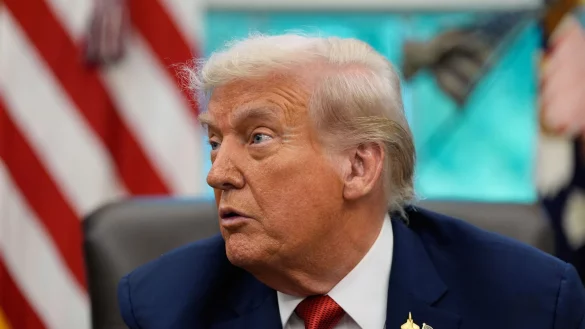 Im Streit über den Haushalt hat die Trump-Regierung damit begonnen, dauerhaft Stellen im öffentlichen Dienst zu streichen. (Archivbild) - © Alex Brandon/AP/dpa