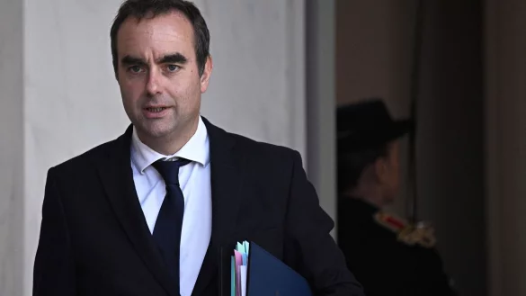 Frankreichs Pemier Lecornu setzt Rentenreform aus. - © Julien De Rosa/AFP/dpa