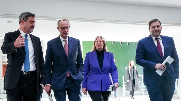 Zufriedene Gesichter nach langer Nachtsitzung: Die Koalition einigt sich bei mehreren Streitthemen. - © Kay Nietfeld/dpa