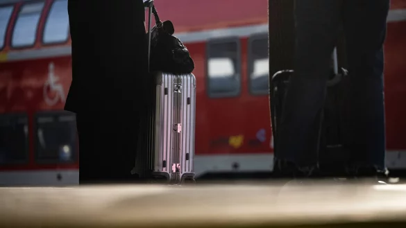 Immer wieder kommt es zum Diebstahl von Reisegep&auml;ck. (Illustration) - &copy; Marijan Murat/dpa