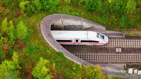 Die Bahn hat die Pläne für den Ausbau der Strecke Hannover-Bielefeld konkretisiert. Sie will weniger neue Tunnel bauen und damit die Kosten drücken. (Archivbild) - © Julian Stratenschulte/dpa