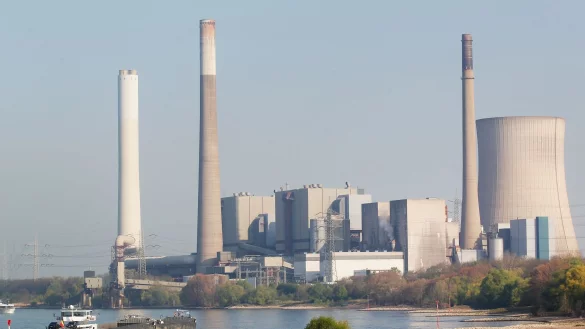 Ein Archivbild des stillgelegten Kraftwerkes - hier noch mit dem 2023 gesprengten K&uuml;hlturm. Aktuell gesprengt wurde der wei&szlig;e Schornstein ganz links auf dem Bild. - &copy; picture alliance / Roland Weihrauch/dpa