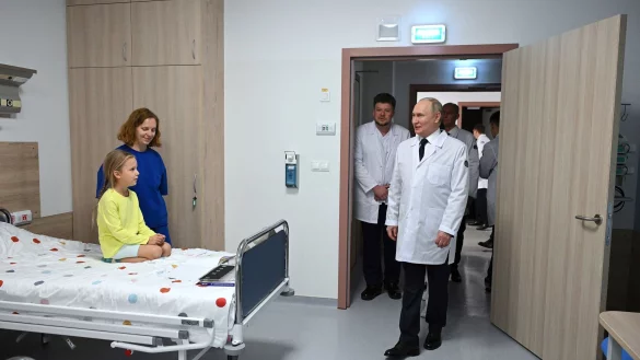 Im &Auml;rztekittel hat sich Putin schon &ouml;fter pr&auml;sentiert, als Patient l&auml;sst er sich jedoch nicht ablichten. (Archivbild) - &copy; Alexey Filippov/Pool Sputnik Kremlin/AP/dpa