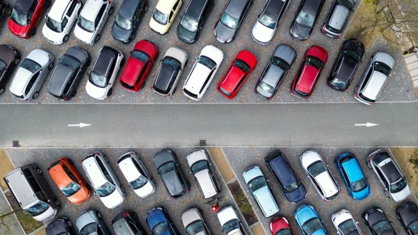 Bei Pkw-Neuzulassungen dominieren weiter gedeckte Lackierungen. (Archivbild) - &copy; Jan Woitas/dpa