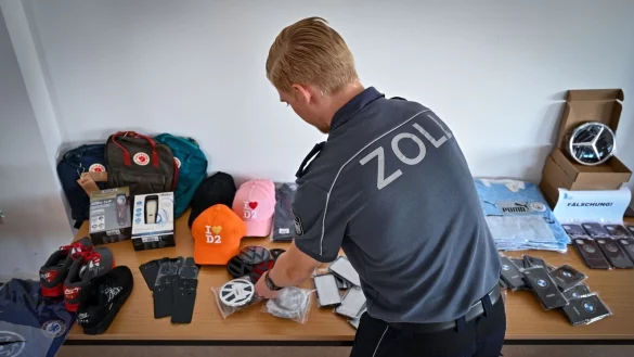 Zollbeh&ouml;rden beschlagnahmten in der EU auch 2024 eine gro&szlig;e Menge an gef&auml;lschten Produkten. - &copy; Hendrik Schmidt/dpa-Zentralbild/dpa