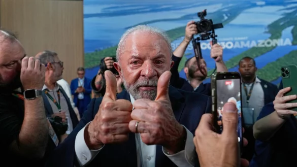 Verbreitet Zuversicht und strahlt Entschlossenheit aus: Brasiliens Pr&auml;sident Lula. - &copy; Eraldo Peres/AP/dpa