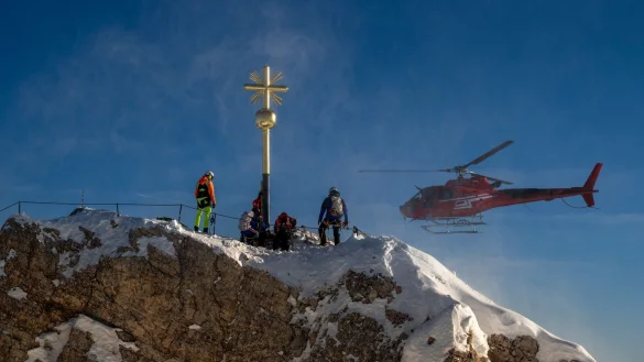 Ein Helikopter hat das frische vergoldete Kreuz zurückgebracht. - © Peter Kneffel/dpa