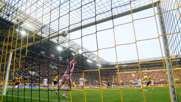 Alexander Rossipal (Dynamo Dresden, r) trifft zum 1:0. - © Robert Michael/dpa