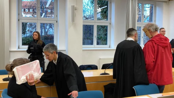 Eine Frau und ein Mann sind am Landgericht Erfurt angeklagt, weil sie eine junge Frau nackt in eine Holzkiste gesperrt haben sollen. - © Marie Frech/dpa